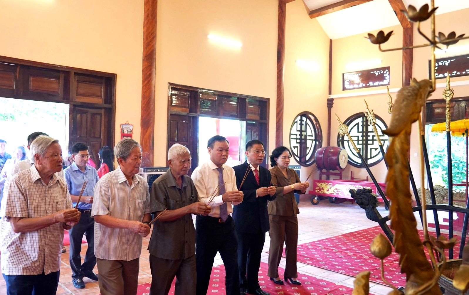 Các đại biểu thành kính dâng hương tưởng niệm danh nhân Lương Văn Chánh tại di tích.